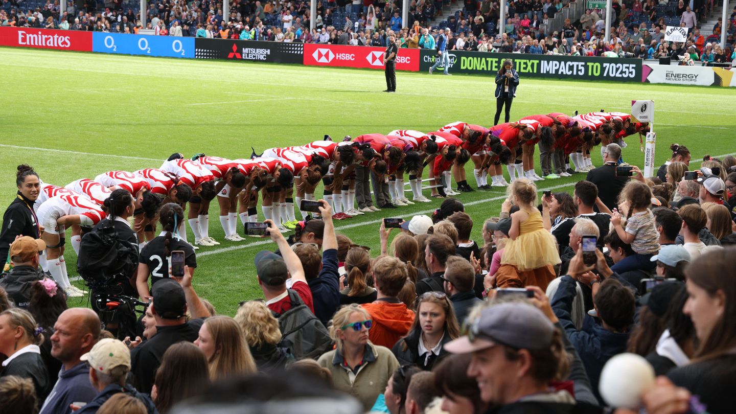 Japan players bow to the crowd
